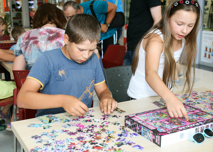 Súťaž v stavaní puzzle v nákupnom centre OC MAX Trenčín - fotografia č. 1