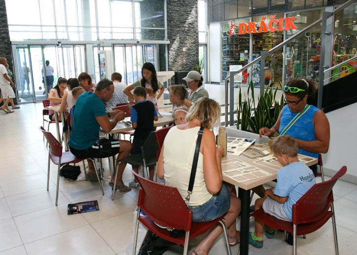 Súťaž v stavaní puzzle v nákupnom centre OC MAX Trenčín - fotografia č. 1