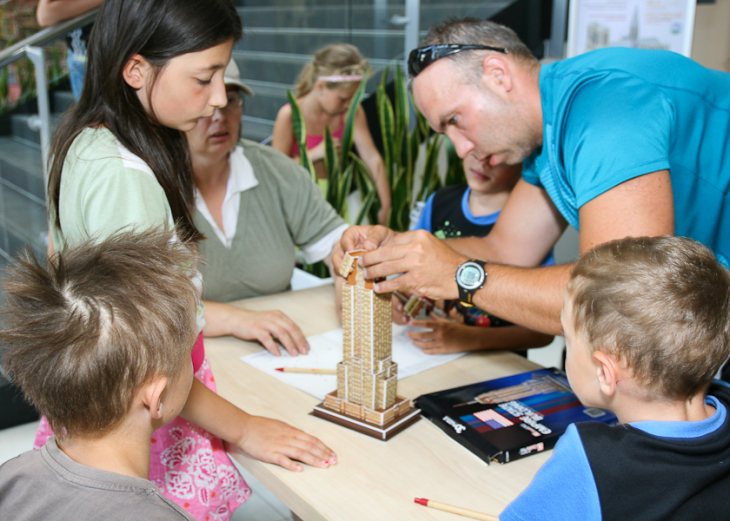 Súťaž v stavaní puzzle v nákupnom centre OC MAX Trenčín - fotografia č. 1